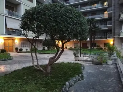 a tree in the courtyard of a building at Luce, Silenzio ed Eleganza nel Cuore di Roma - 2 camere da letto in Rome
