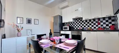 a kitchen with a table with chairs and a table sidx sidx sidx at Casa Linda in Rome