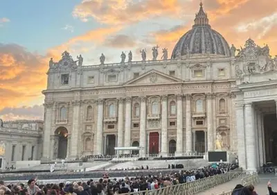 a crowd of people standing in front of a large building at Vatican Apartment - Betty Home in Rome