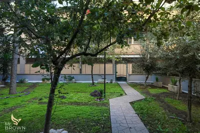 a garden with a walkway in front of a building at Garden and Relax in Rome