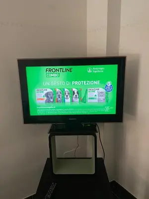 a flat screen tv sitting on top of a table at La casetta di Matteo in Rome