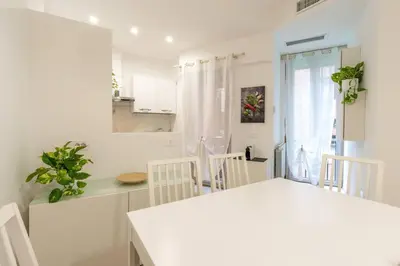 a white kitchen with a white table and chairs at Metro A 1 min - Casa Elegante - 3 bagni En Suite in Rome