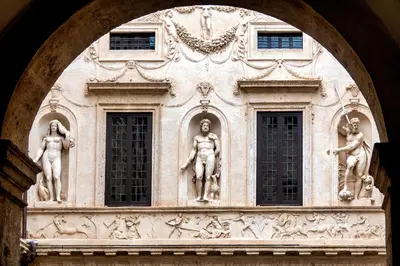 an archway with statues on the side of a building at Dimora Capo di Ferro in Rome