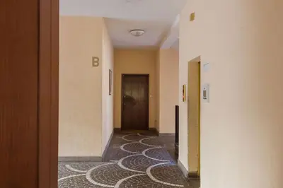an empty hallway with a door and a carpet at Sergio i Retreat in Rome