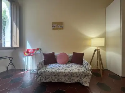 a living room with a couch and a lamp at Le Due Torri in Rione Monti in Rome