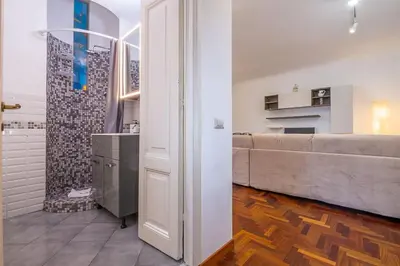 a living room with a couch and a shower at ht m&n bilo colosseo in Rome