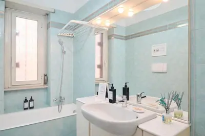 a bathroom with a sink and a shower at Parcheggio gratuito, Wi-Fi -Netflix & AC in Rome