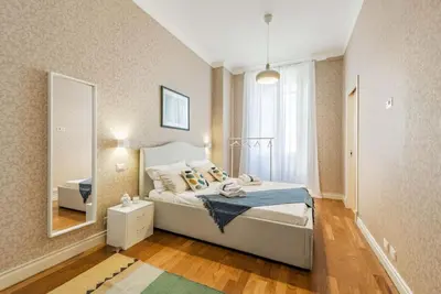 a bedroom with a bed and a large mirror at Appartamento panoramico vicino al Colosseo in Rome