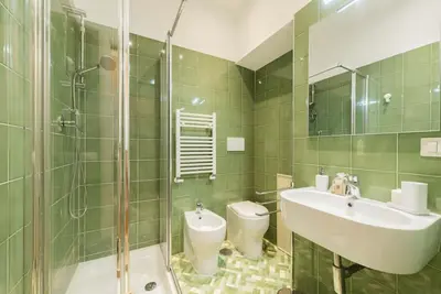 a bathroom with a sink and a toilet and a shower at Appartamento panoramico vicino al Colosseo in Rome