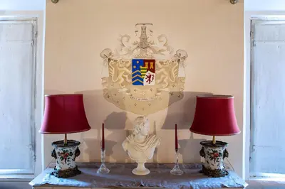 a table with two red lamps and a chandelier at Il sogno delle tartarughe in Rome