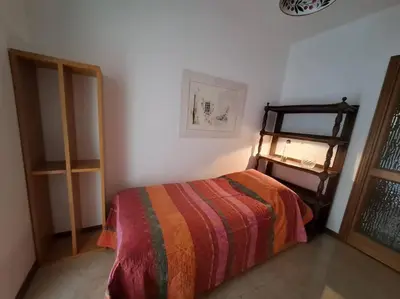a bedroom with a bed with a colorful blanket at Casa Nisio - Gemelli comoda e accogliente in Rome