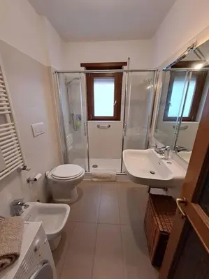 a bathroom with a toilet and a sink and a shower at Casa Nisio - Gemelli comoda e accogliente in Rome
