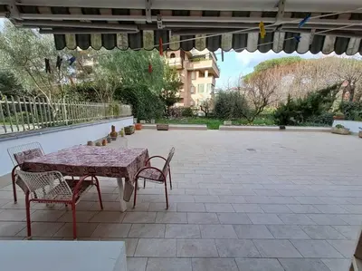 a patio with a table and chairs and a building at Casa Nisio - Gemelli comoda e accogliente in Rome