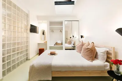 a bedroom with a large bed and a mirror at casa pinolo in Rome