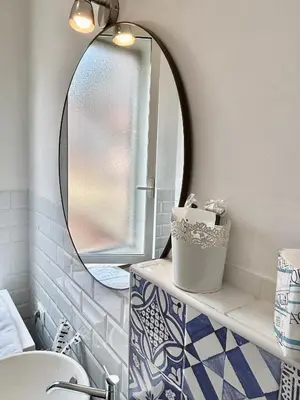 a bathroom with a mirror and a sink at Angolo dè Trastevere - Accogliente e silenzioso in Rome