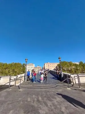 a group of people standing on a bridge at Angolo dè Trastevere - Accogliente e silenzioso in Rome