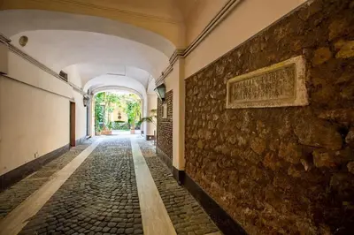an empty hallway of a building with a stone wall at Appartamento a Piazza di Spagna in Rome
