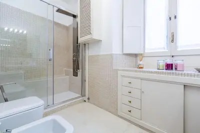 a bathroom with a toilet sink and a shower at Appartamento a Piazza di Spagna in Rome