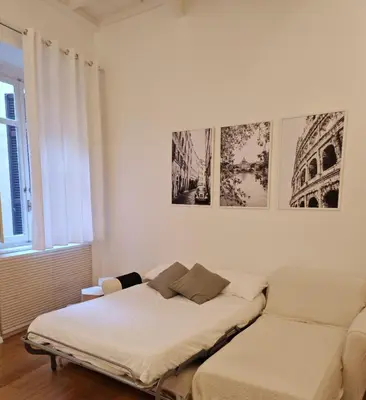 a bedroom with two twin beds and a window at Appartamento a Piazza di Spagna in Rome