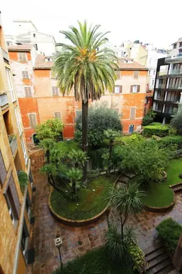 an aerial view of a courtyard with a palm tree at Casa di Paolo a Fontana di Trevi in Rome