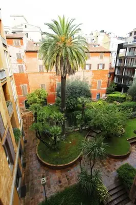 an aerial view of a courtyard with a palm tree at Casa di Paolo a Fontana di Trevi in Rome