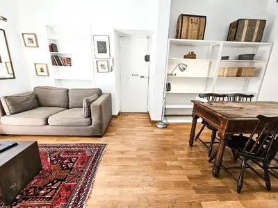 a living room with a couch and a table at Titus House nelle vicinanze del Colosseo in Rome