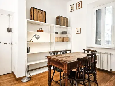 a dining room with a table and chairs at Titus House nelle vicinanze del Colosseo in Rome