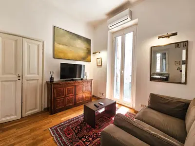 a living room with a couch and a tv at Titus House nelle vicinanze del Colosseo in Rome