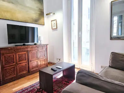 a living room with a couch and a flat screen tv at Titus House nelle vicinanze del Colosseo in Rome