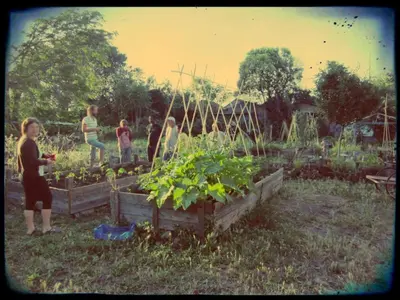 a group of people standing in a garden at Camere artistiche in appartamento in Rome