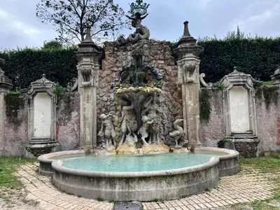 a fountain in the middle of a garden at Ulisse home in Rome