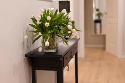a vase filled with white flowers on a table at Residenza Lucrezio in Rome
