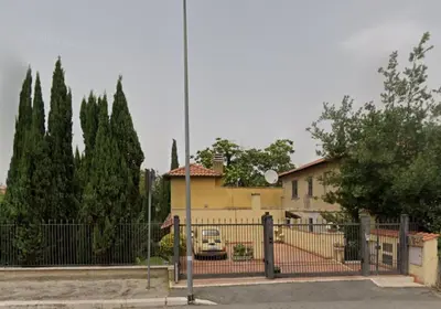 a fence in front of a house with a car at Little Villa Well connected in Rome