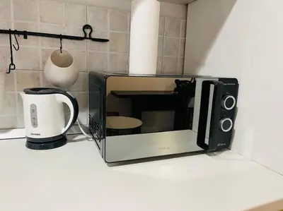 a microwave sitting on top of a counter with a coffee cup at Casa Dà! in Rome