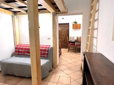 a room with a table and a bench in a room at Daisy House in Rome