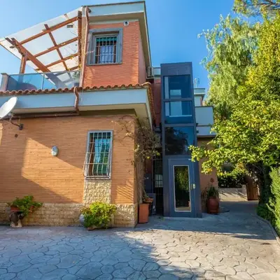 Spacious 4 BDR with Parking