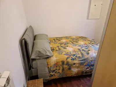 a bed in a corner of a room at appartamento monticiano in Rome