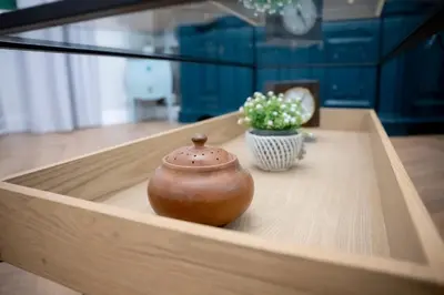a table with a pot and a vase on it at Olimpia House - Gianicolense in Rome