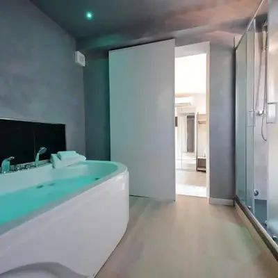 Termini Comfort Rooms and Jacuzzi Suite by Flatinrome