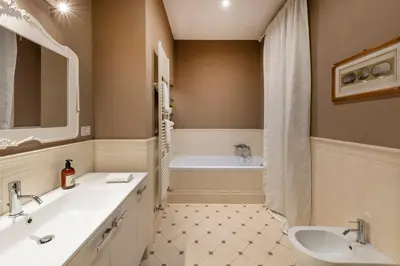 a bathroom with two sinks and a bath tub at ROMA 1 - Elegante Appartamento con Terrazzo in Rome