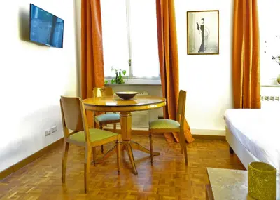 a dining room with a table and chairs and a bed at A Star Inn in Rome