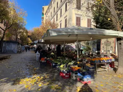 a market with fruits and vegetables on a city street at il giardino di frida in Rome