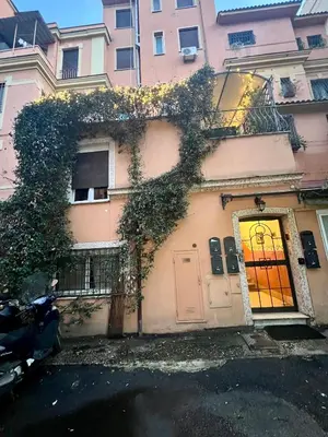 a building with ivy growing on the side of it at Angelo ai Musei Vaticani bilocale in Rome
