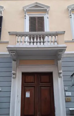 a building with a wooden door and a balcony at BnB Rooms And Comfort in Rome