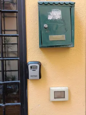 a green box on the side of a building at LaCasitaDeAU - Trastevere-Monteverde-Vaticano in Rome