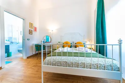 a bedroom with a bed and a bathroom at Casa Fen Palazzo Storico - Re di Roma metro A - 2camere2bagni in Rome