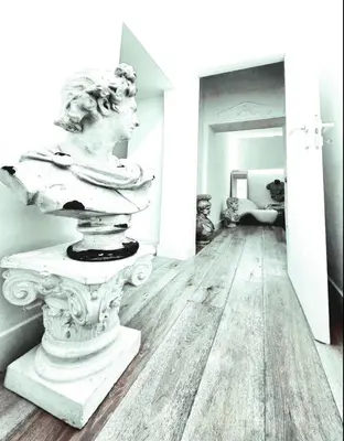 a statue of a bust in a room at B89 Luxury Gallery House Piazza Di Spagna in Rome