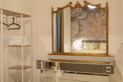 a bathroom with a large mirror on the wall at Vita Nova House 3 camere 3 bagni perfetta per famiglie e gruppi a due passi da Termini in Rome