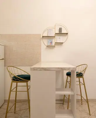 a white table with two chairs and a mirror at Vita Nova House 3 camere 3 bagni perfetta per famiglie e gruppi a due passi da Termini in Rome
