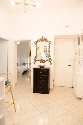 a room with a mirror and a dresser and a bedroom at Vita Nova House 3 camere 3 bagni perfetta per famiglie e gruppi a due passi da Termini in Rome